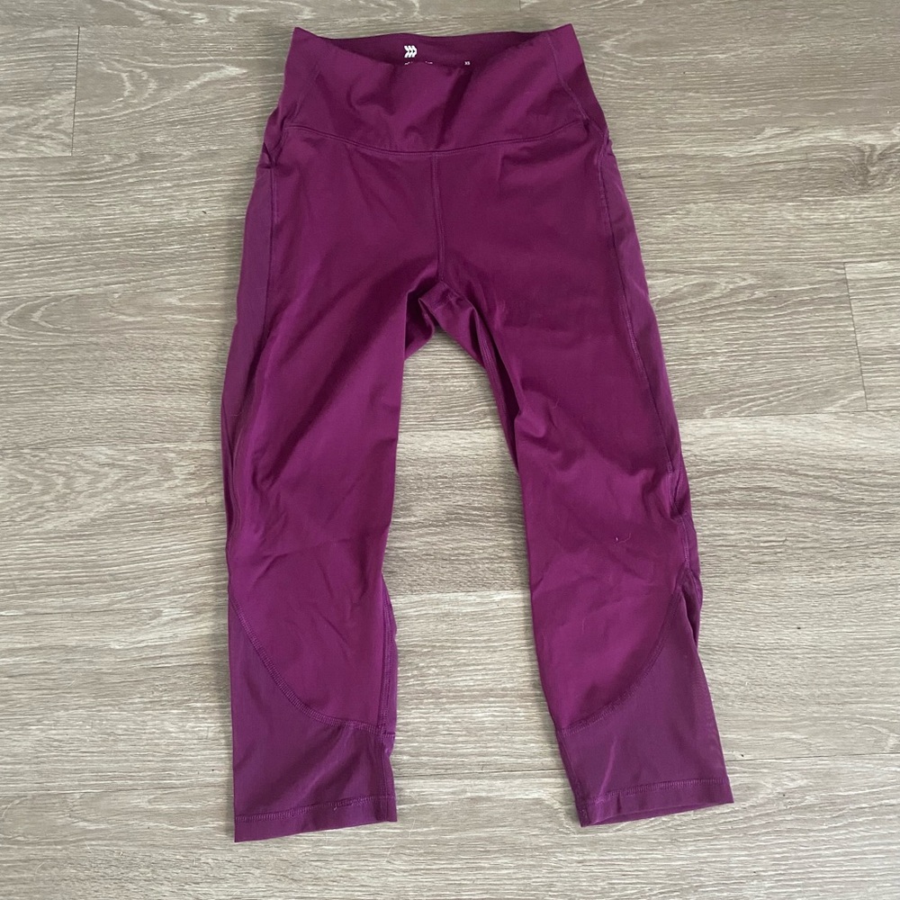 Cropped leggings. Sheer bottom. With pockets!